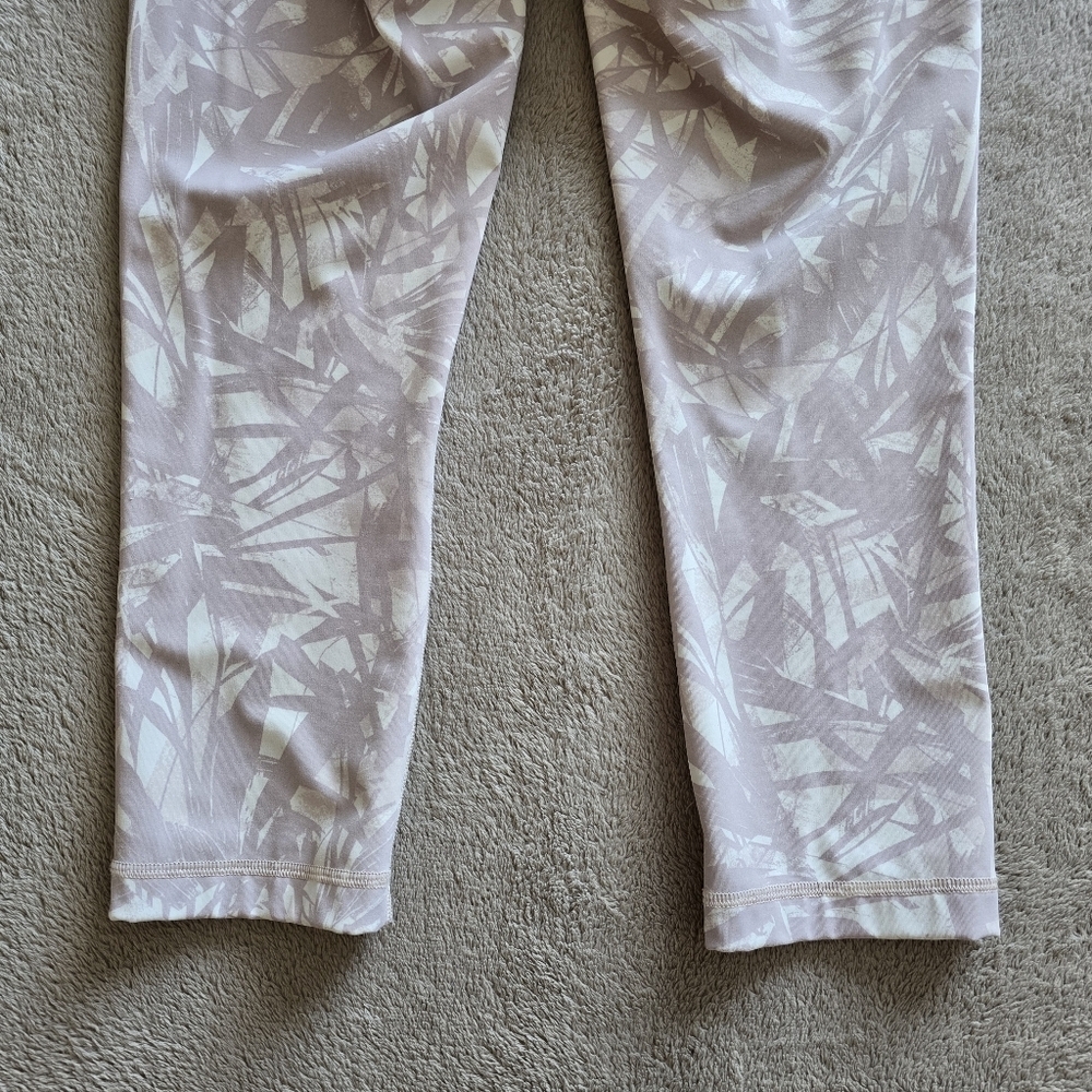 Lululemon Wunder Under Crop 21" Shadow Leaf Light Ivory Muse/Light Ivory Size 6 - Picture 8 of 11